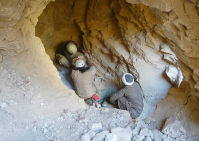 Excavación de la cámara sepulcral del primer pozo: David, Yuma y Pía en acción.