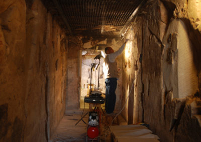 Restauración en el pasillo de Djehuty.