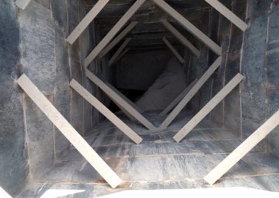 Vista del “pozo Benissa” que desciende hasta del agujero del techo de la capilla de Djehuty.