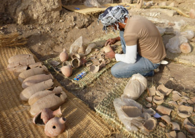 Hussein ayuda a recomponer las vasijas de cerámica.