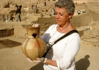 Pía esta restaurando una de las vasijas halladas hace años en el pozo funerario de la tumba intermedia –399–.