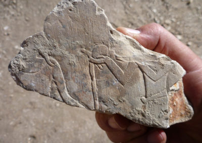 Fragmento de estela tallada en relieve, hallada en el sector por encima de las tumbas.