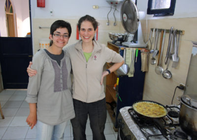 Angie y Lucía en la cocina del Marsam.