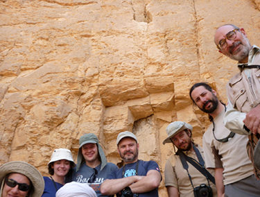 Al pie de la primera tumba de Hatshepsut.