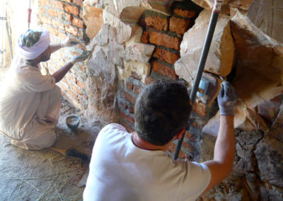 Miguel Ángel y Kamal trabajan duro en la restauración de la tumba de Hery.