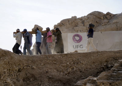 Trabajadores sacando de la excavación una piedra de gran tamaño.