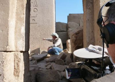 El mudir explica la inscripción en la base del obelisco de Hatshepsut.