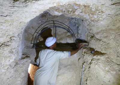Sayed coloca una cimbra de metal para reforzar el techo de la tumba por debajo del muro del patio de Djehuty.