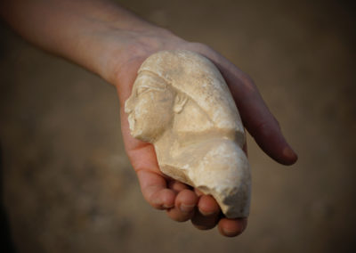 Fragmento de una estatuilla que ha encontrado Carlos en su zona de excavación.