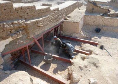 Excavación para alcanzar el techo de una tumba de la dinastía XI debajo del muro de adobe de Djehuty.