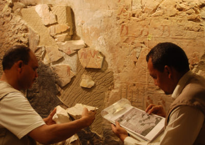 Khaled y Saadi restaurando la capilla de Djehuty.