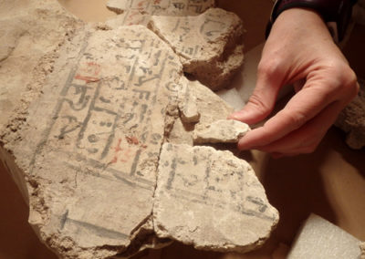 Detalle de los fragmentos del Libro de los Muertos que se cayeron del techo y que recompone Lucía.