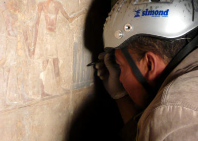 Khaled se reencuentra con la pared de la sala más interna de la tumba-capilla de Djehuty.