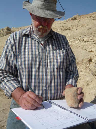 Carlos documenta un cono funerario hallado en su sector.