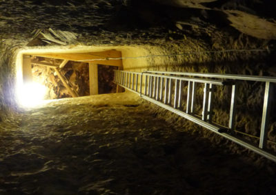 Escalera metálica recién estrenada en el pozo de Hery, vista desde abajo del todo.