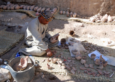Mohamed va reconstruyendo poco a poco las vasijas del gran depósito de cerámica.