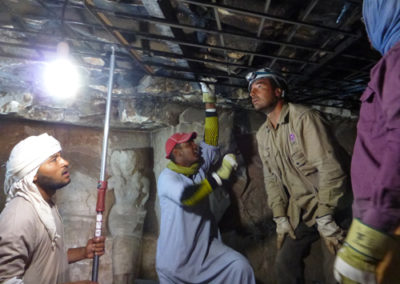 Nacho, Kamal, Aiman, Taalat y Mustafa se afanan por subir y colocar la estructura de hierro para reforzar el techo de Djehuty.