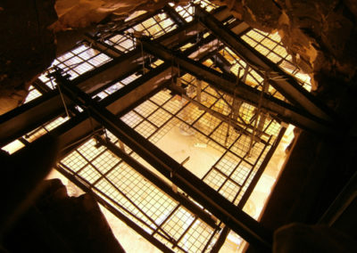 Vista del techo de metal colocado en la capilla de Djehuty, visto desde arriba.