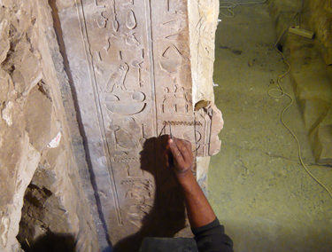 Mohamed restaura la jamba de entrada a la capilla de Djehuty.