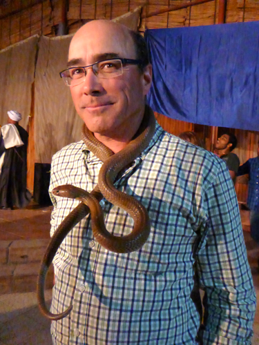 El mudir juega a encantador de serpientes.
