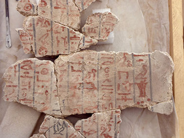 Fragmentos del Libro de los Muertos desprendidos del techo y que Lucía recomponen.