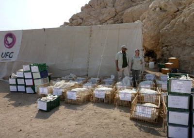 Curro y Gude posan junto a las cajas con materiales de la excavación que llevaremos mañana al almacén.