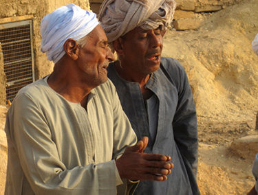 Mahmoud y Hassan amenizan la excavación con sus cánticos.