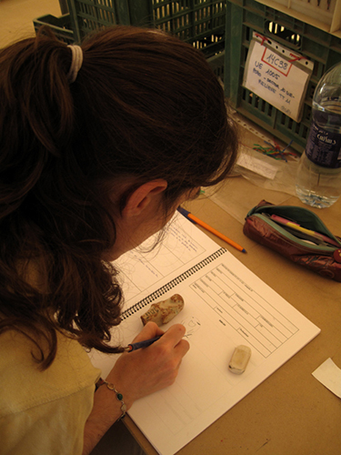 Gudelia haciendo fichas de materiales en la jaima.