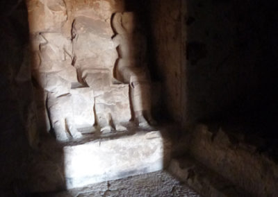 El primer rayo de luz ilumina las estatuas al fondo de la tumba de Djehuty.