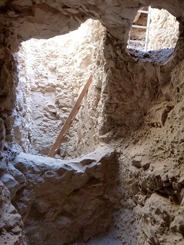 Vista desde dentro de la cámara sepulcral del pozo que ha excavado David.
