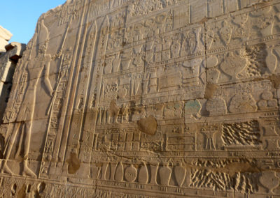 Tutmosis III presenta al dios Amon-Ra los anales de sus campañas en Siria-Palestina.