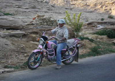 El mudir se da una vuelta en la moto de uno de los gafires de Shat el-Rigal.