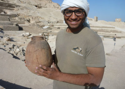 Hazem, hermano de Kamal, nuestro último fichaje, ha completado una vasija ptolemaica del pozo de Hery