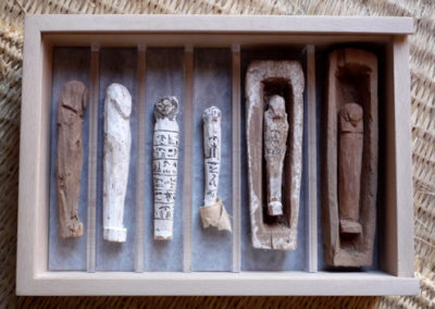 Así quedan los shabtis de Ahmose, hallados el año pasado en la capilla de adobe del Sector 10.