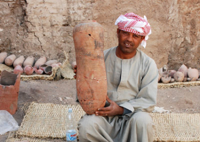 Mohamed Farouk ha recompuesto una gran vasija con inscripción, de época Saita.