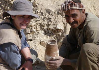 Angie y Saabut recogen una cerámica junto a uno de los pozo funerario del Sector 10.