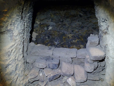 Entrada a la cámara sepulcral de Hery reutilizada a mediados del siglo II a. C. para depositar momias de animales.