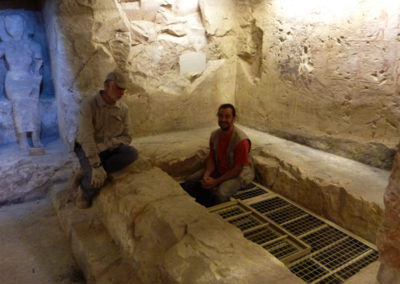 Nacho y Pito con la reja del pozo ya instalada en la capilla de Djehuty.