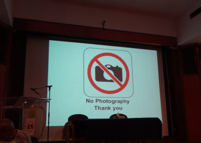 Foto del aviso de “No Photo” antes de la conferencia del mudir.