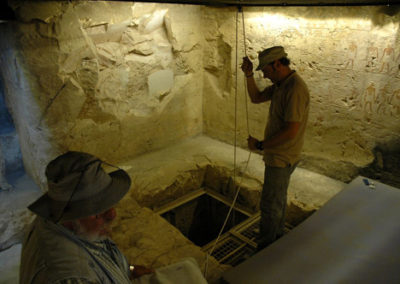 Miguel Ángel con Lucía guardan al fondo del pozo de Djehuty los fragmentos de la cámara pintada.