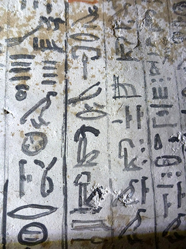 Detalle del texto escrito en el techo, mencionando las "lamas de Hermópolis" y al "veterano supervisor del Tesoro, Djehuty".