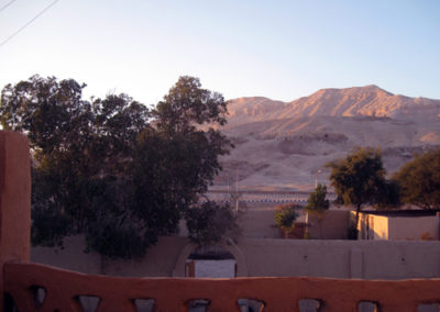 Vista de la montaña tebana desde una terraza del Marsam.