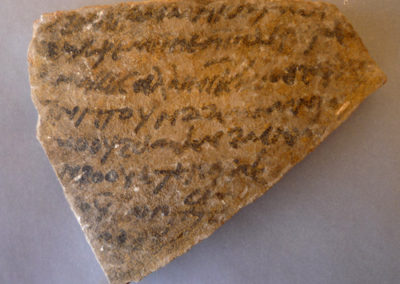 Ostracon en escritura copta hallado en el Sector 10 Norte.