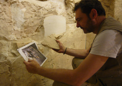 Miguel Ángel se ocupa de recomponer la pared del fondo de la capilla de Djehuty.