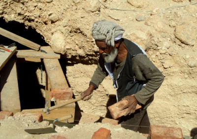 Mahmoud está reforzando el muro de Djehuty con una estructura de ladrillo.