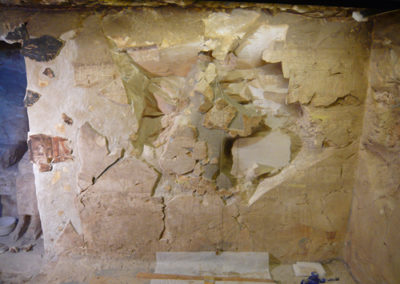 Miguel Ángel ha recolocado ya más de veinte fragmentos en la pared del fondo de la capilla de Djehuty.