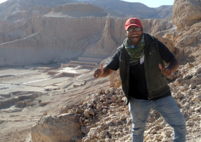 Hazem ha seguido a Nacho hasta lo alto de la montaña después de la excavación.