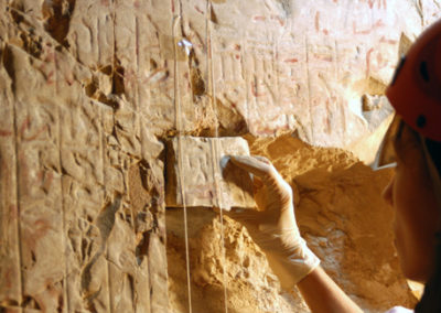 Restauración de las paredes del pasillo de la tumba-capilla de Djehuty.