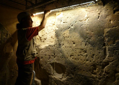 Nacho prueba la iluminación de las paredes de la capilla de Djehuty.