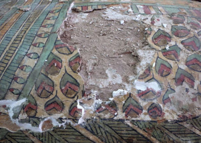 Tapa del ataúd de Neb con un fragmento de pintura arrancado para limpiar su base y agarre a la madera.